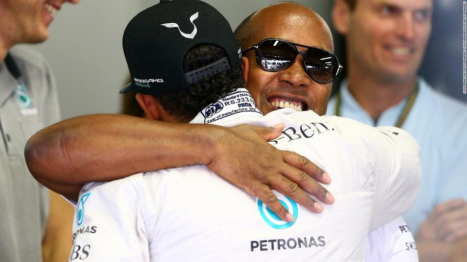 Pembalap Formula 1 (F1) dari tim Mercedes, Lewis Hamilton, sampaikan pesan khusus untuk sang ayah pada hari ulang tahunnya. - INDOSPORT